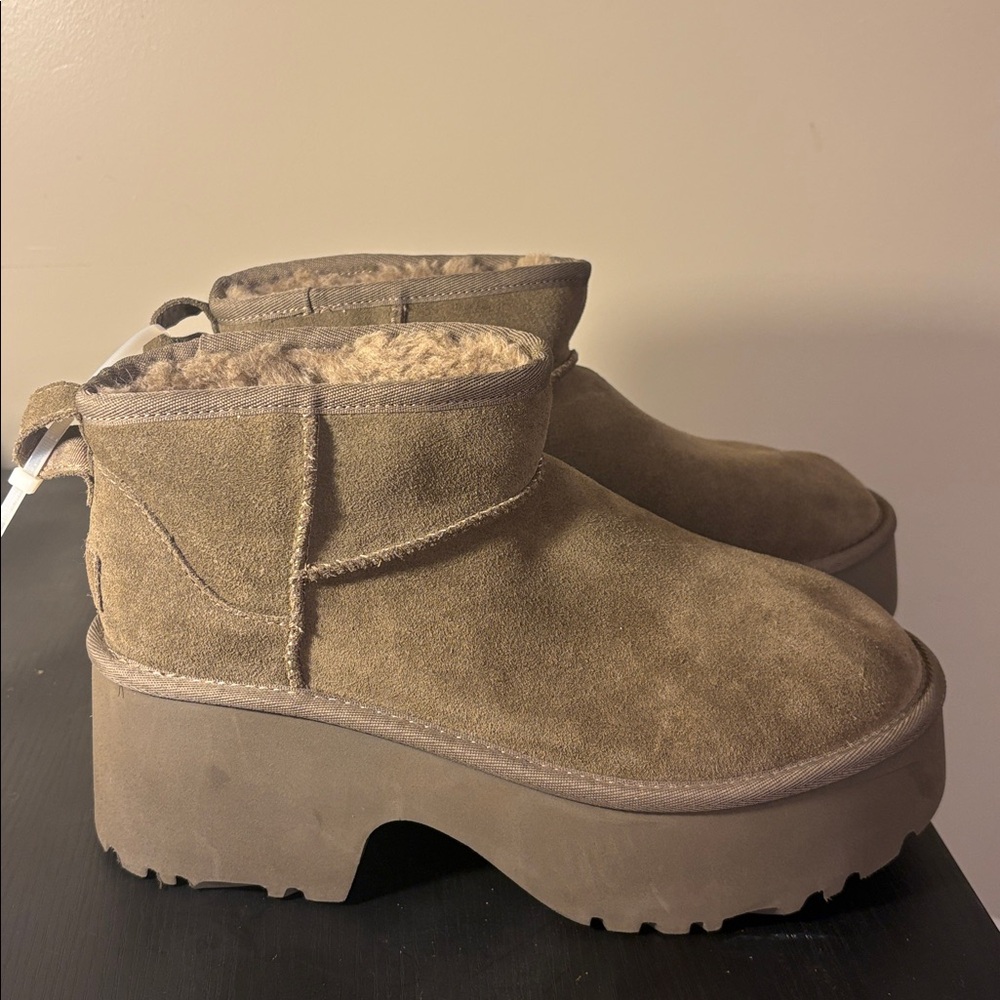 UGG Platform Miniboot Size 9 New